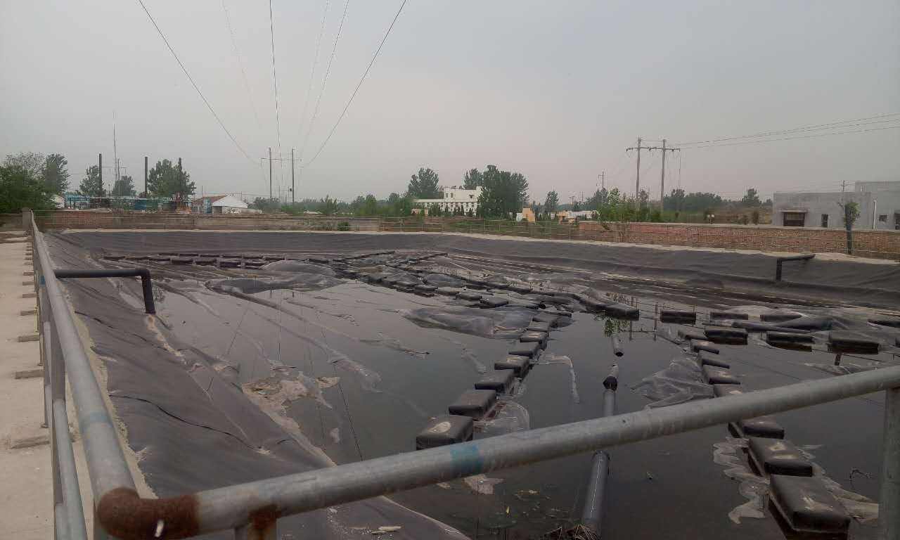 “黑膜沼液池”是由壩體、管道和HDPE膜組成的一種壩型結(jié)構(gòu)。其特點(diǎn)是:池內(nèi)儲(chǔ)水量大，污水停留時(shí)間長(zhǎng)，既可節(jié)約肥料成本，又有利于保護(hù)土地資源。